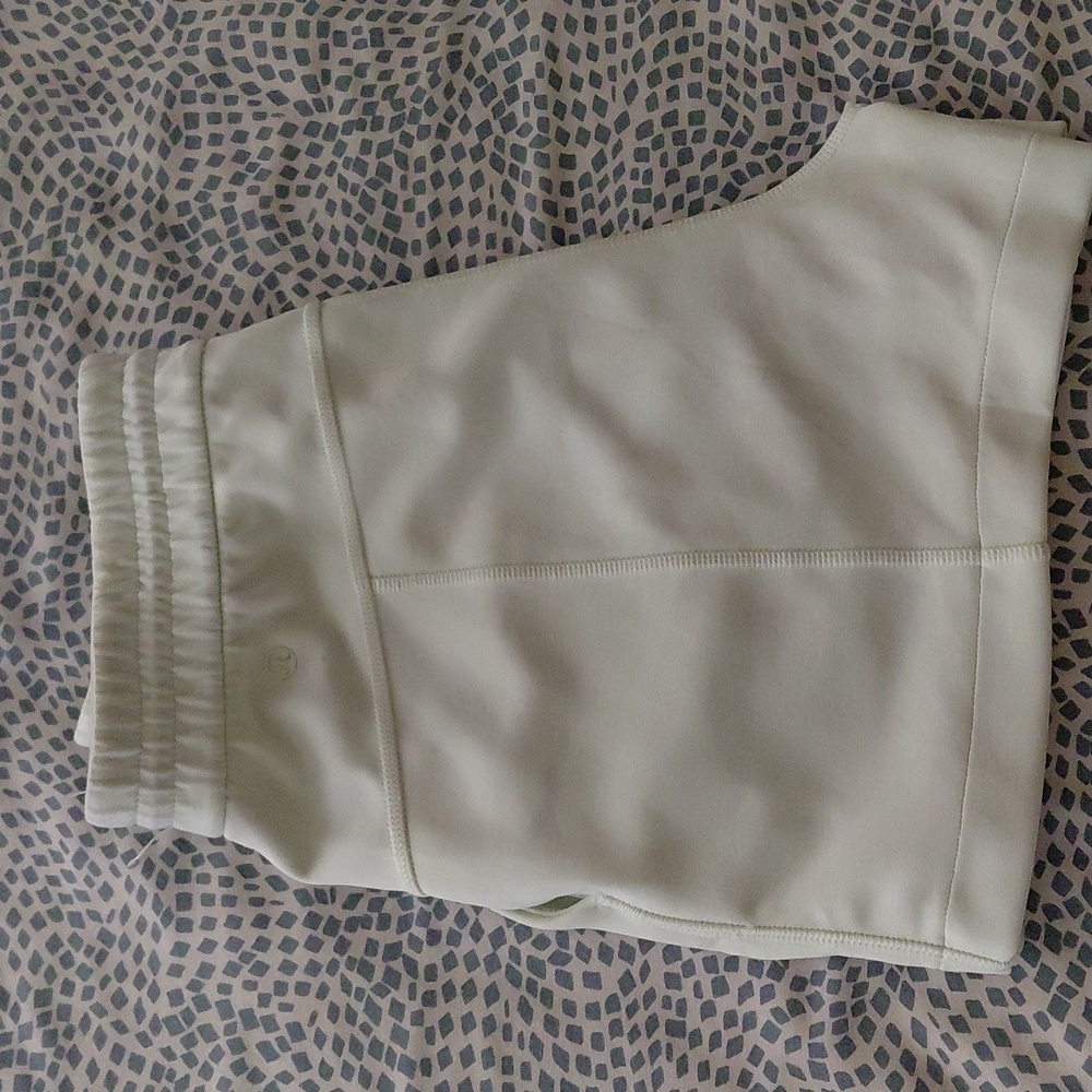 Lululemon Women's Softstreme HR Short 4" KOGR Size 6 - Picture 3 of 6